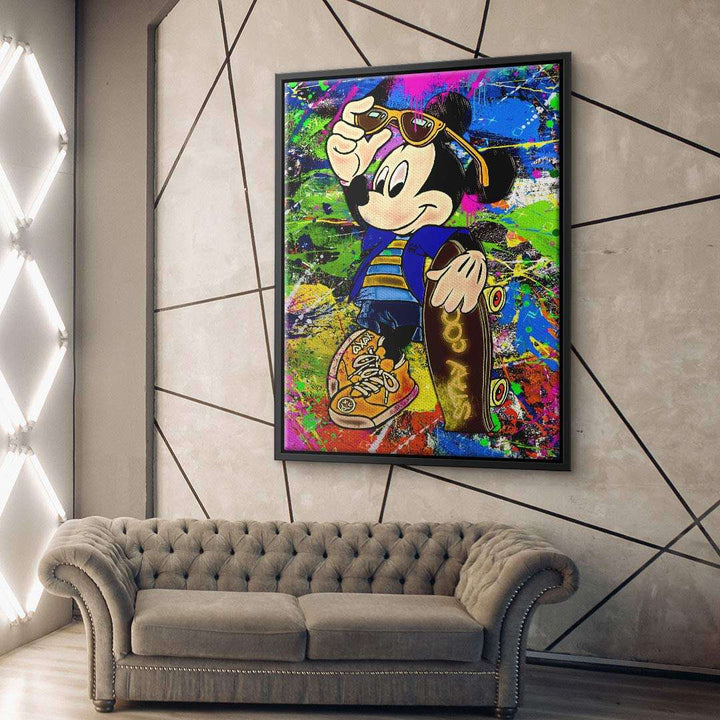Modernes Wandbild mit Comic-Figur und Skateboard, bunte Pop Art auf abstraktem Hintergrund
