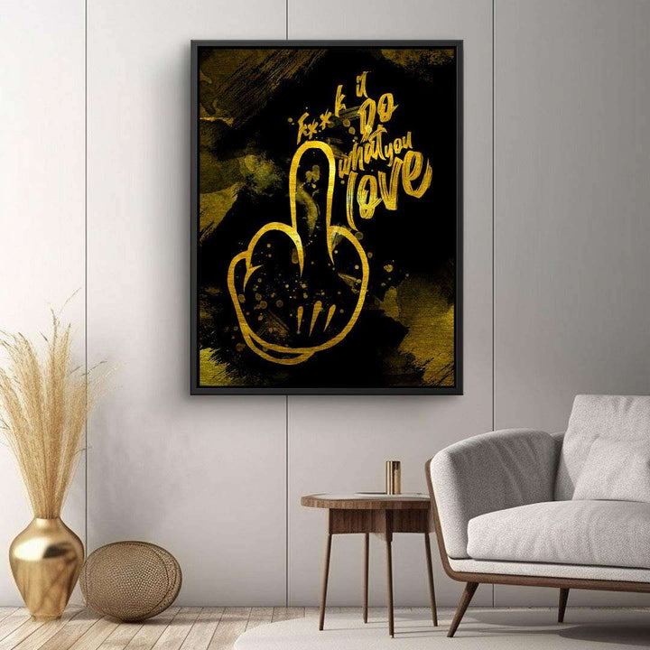 Modernes Wandbild mit goldener Zeichnung einer Hand und motivierendem Spruch auf schwarzem Hintergrund in einem stilvollen Wohnzimmer.