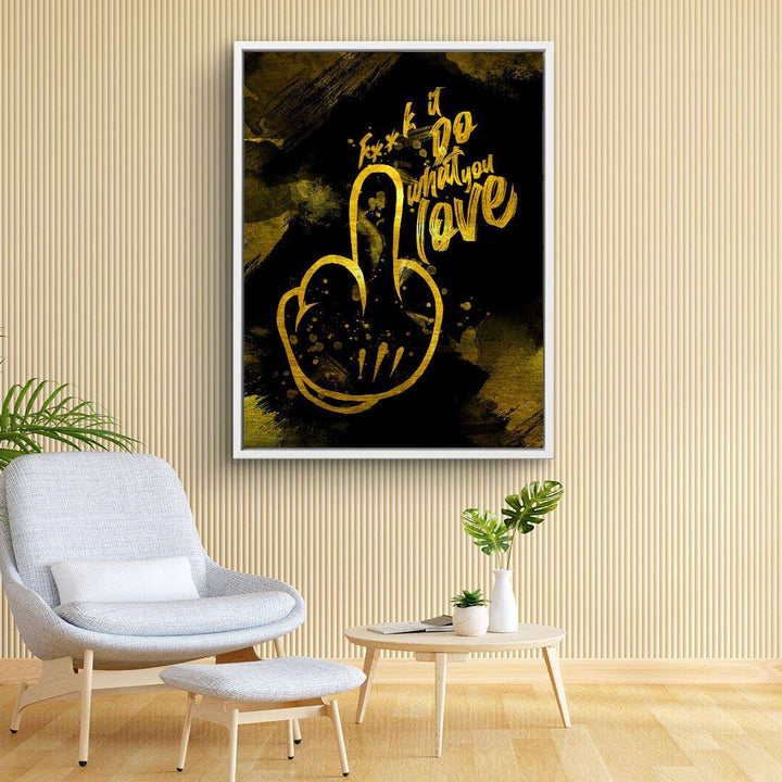 Modernes Wandbild mit goldener Mittelfinger-Grafik und inspirierendem Spruch im Wohnzimmer