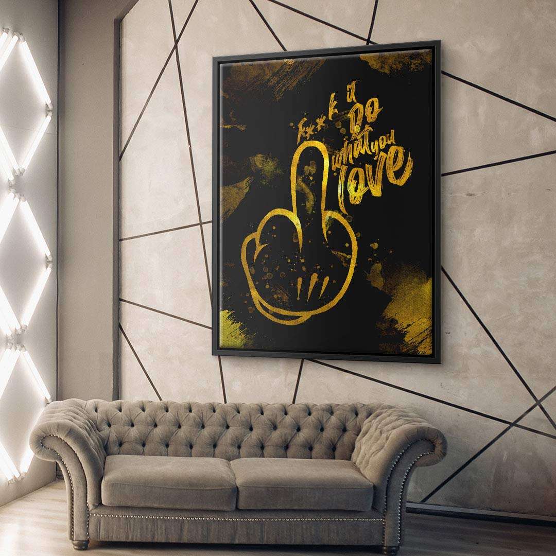 Modernes Wandbild im Pop Art Stil mit gelber Grafik und provokantem Schriftzug über Sofa