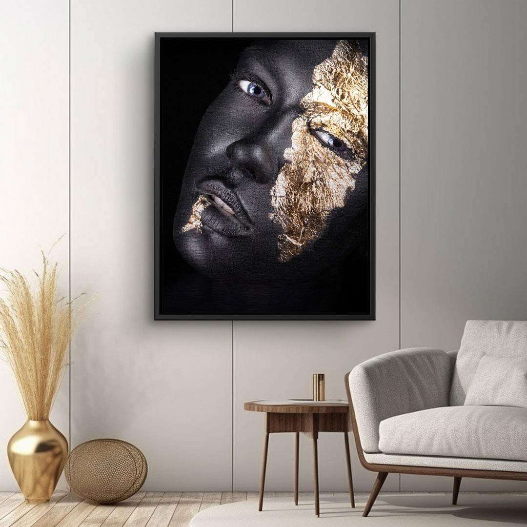 Modernes Wandbild mit abstraktem Frauenporträt, schwarze Haut und goldene Akzente, stilvolle Wohnzimmer Deko