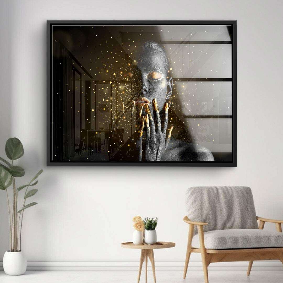 Modernes Wandbild mit gold-akzentuiertem Porträt einer Frau vor abstraktem Hintergrund