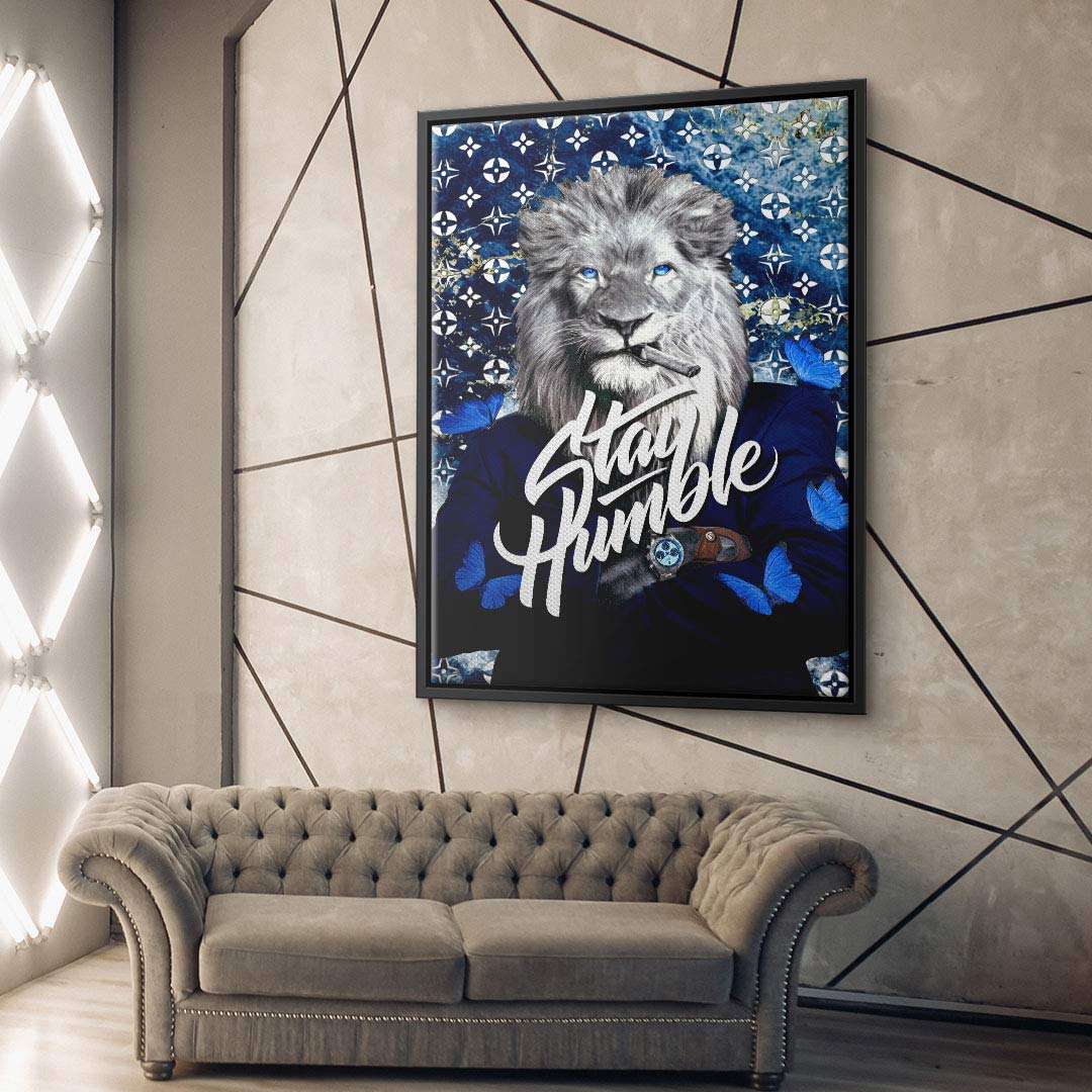 Modernes Wandbild mit Löwenkopf, blauem Anzug und Schriftzug 'Stay Humble' über Sofa
