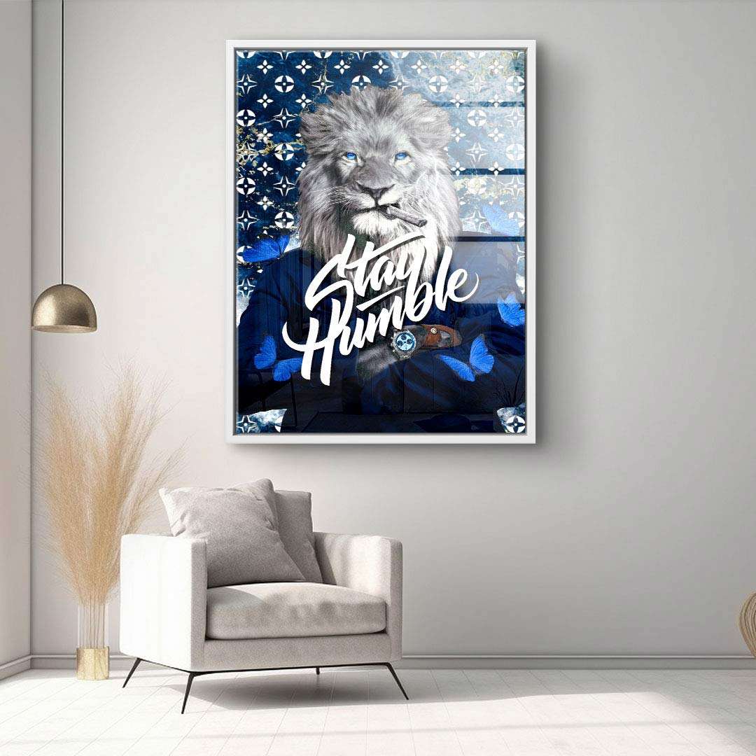 Modernes Wohnzimmer mit Leinwandbild eines Löwen im Anzug, Schriftzug Stay Humble, blaue Schmetterlinge, stilvolle Wanddekoration
