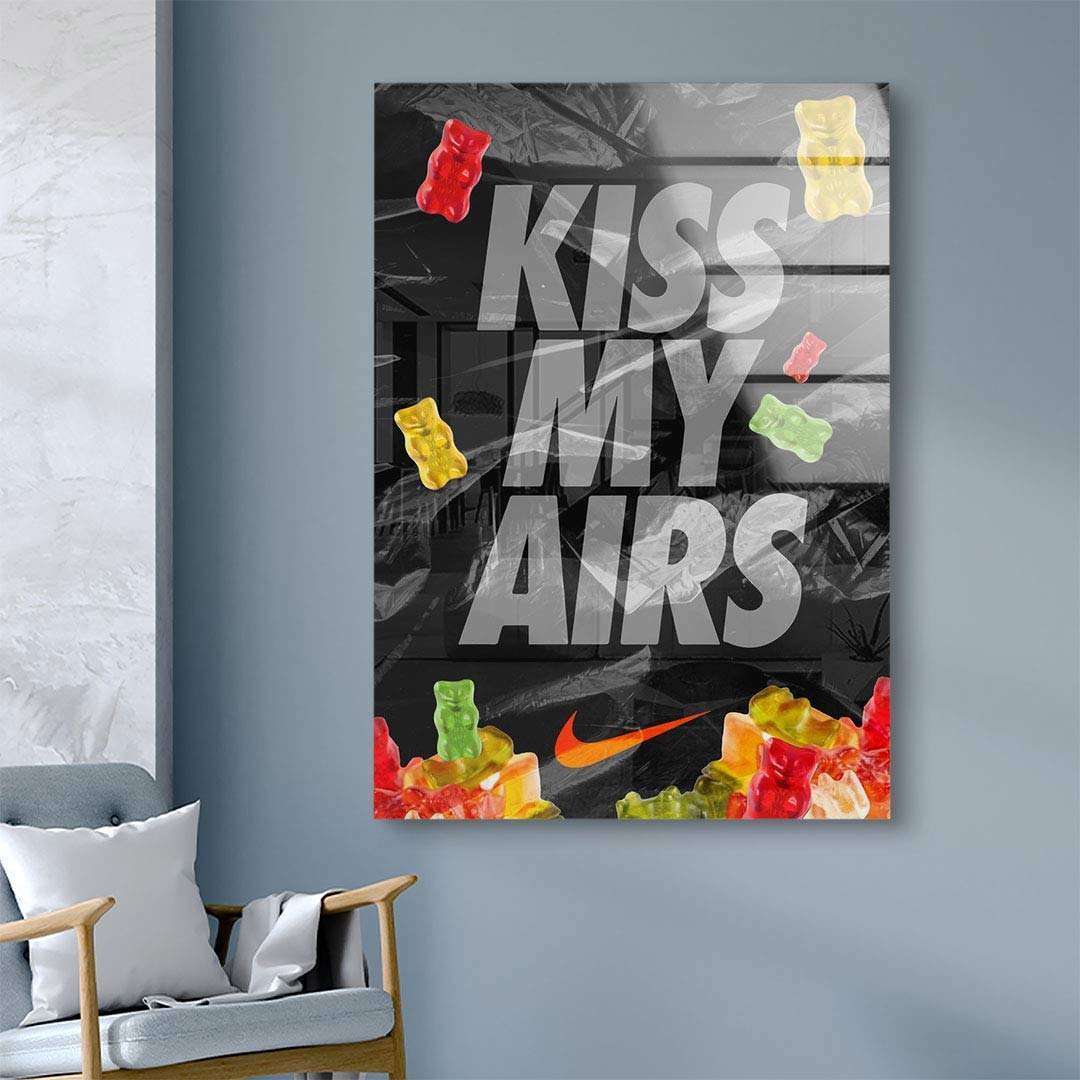 Modernes Wandbild mit Gummibärchen, Spruch 'KISS MY AIRS' und Nike-Logo auf dunklem Hintergrund