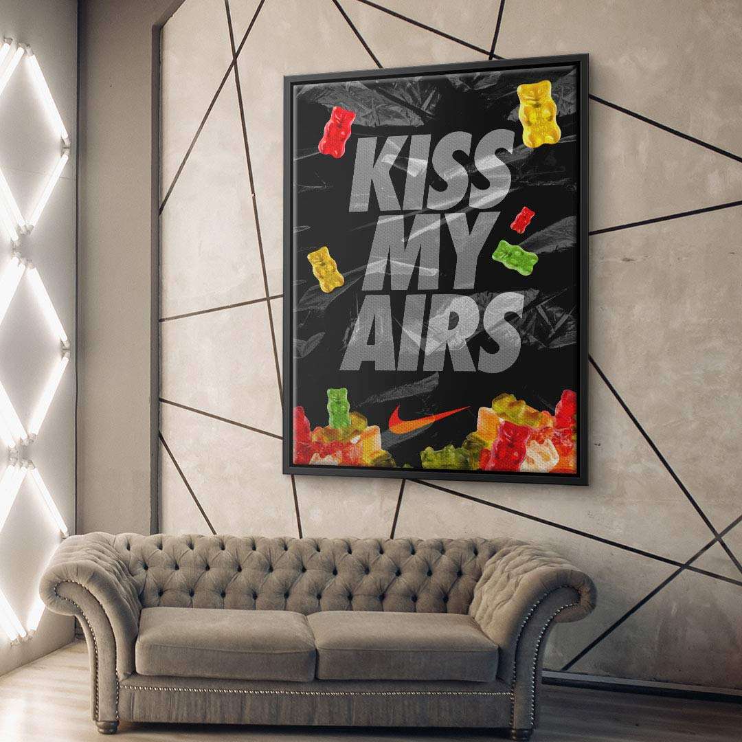 Modernes Wohnzimmer mit Wandbild, Schriftzug "Kiss My Airs" und Gummibärchen, Sofa darunter