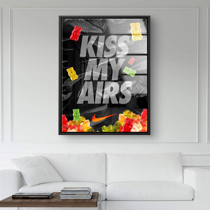 Pop Art Wandbild mit Schriftzug 'Kiss My Airs', bunten Gummibärchen und modernem Design