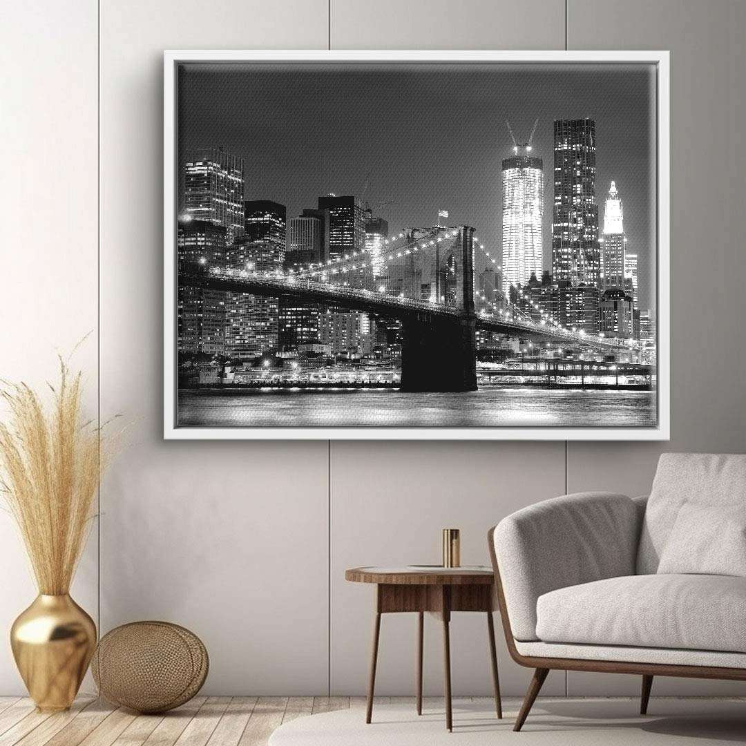 Schwarz-weißes Wandbild einer beleuchteten Skyline mit Brücke im modernen Wohnzimmer