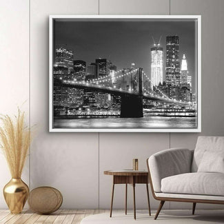 Schwarz-weißes Wandbild einer beleuchteten Skyline mit Brücke im modernen Wohnzimmer