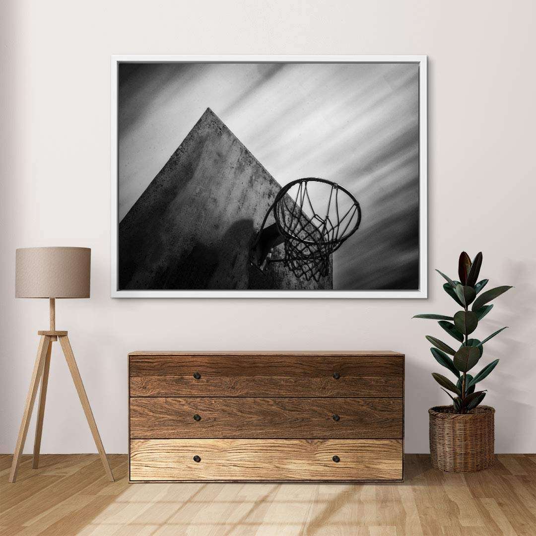 Schwarz-weiß Wandbild mit Basketballkorb, modernes Wohnzimmer, minimalistische Einrichtung