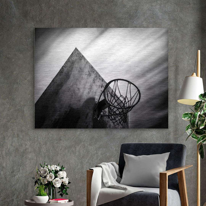 Modernes Wandbild in Schwarz-Weiß mit Basketballkorb und abstraktem Lichtspiel an der Wand