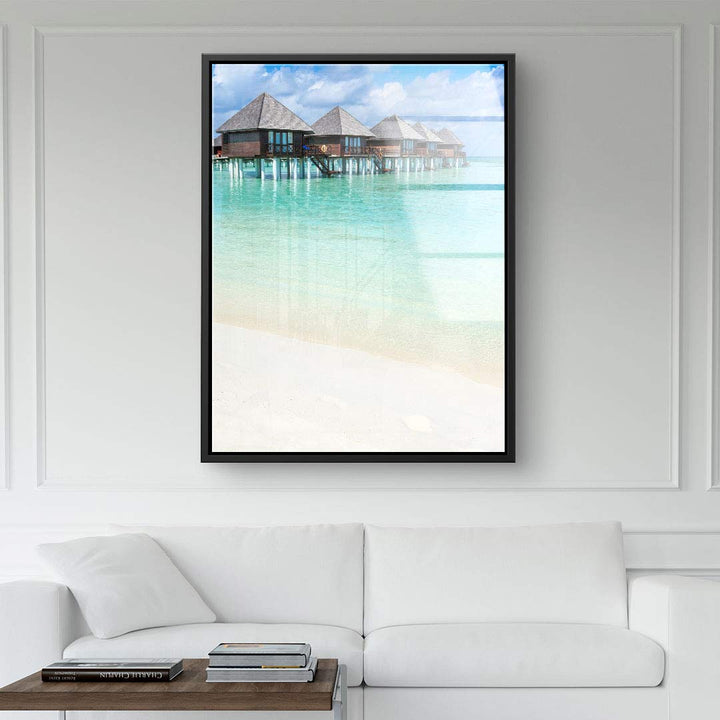 Modernes Wandbild mit Strand und Wasserbungalows, türkisfarbenes Meer, entspannte Wohnraumdekoration