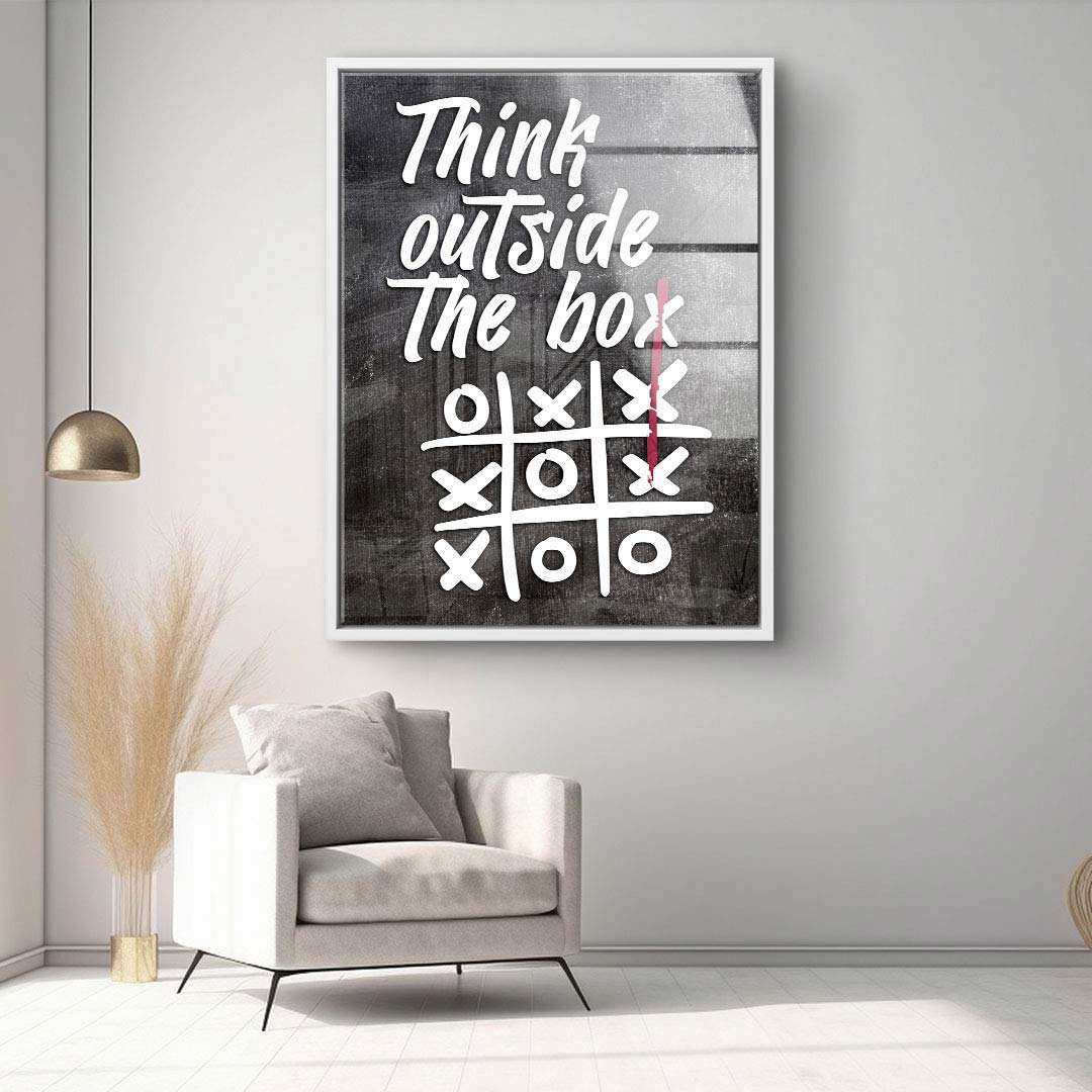 Modernes Wandbild mit Schriftzug 'Think outside the box' und Tic-Tac-Toe Motiv in Wohnzimmer