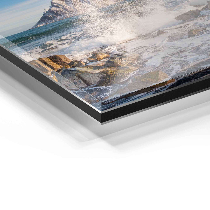 Detail eines Acrylglas Wandbilds mit Meeresmotiv, Felsen und spritzender Welle