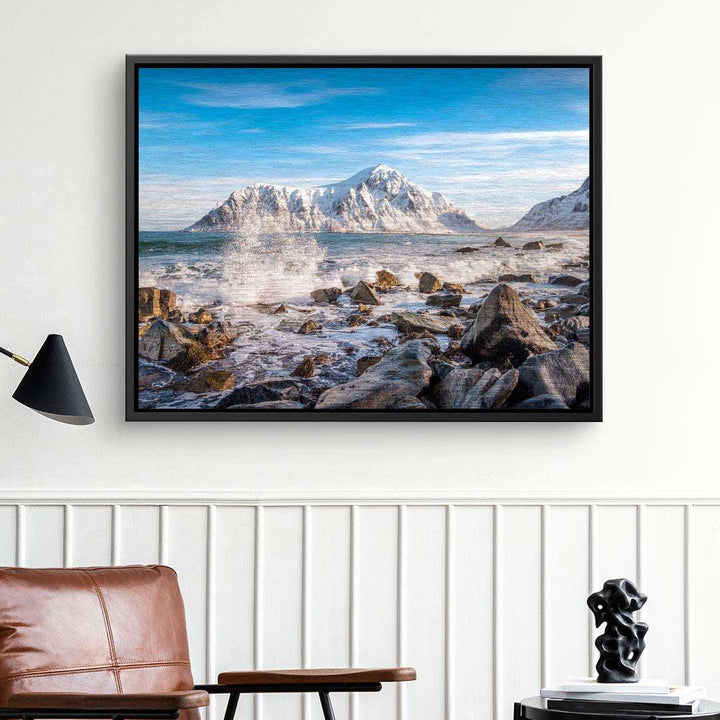 Wandbild mit schneebedecktem Berg, Felsen und Meereswellen im modernen Wohnzimmer