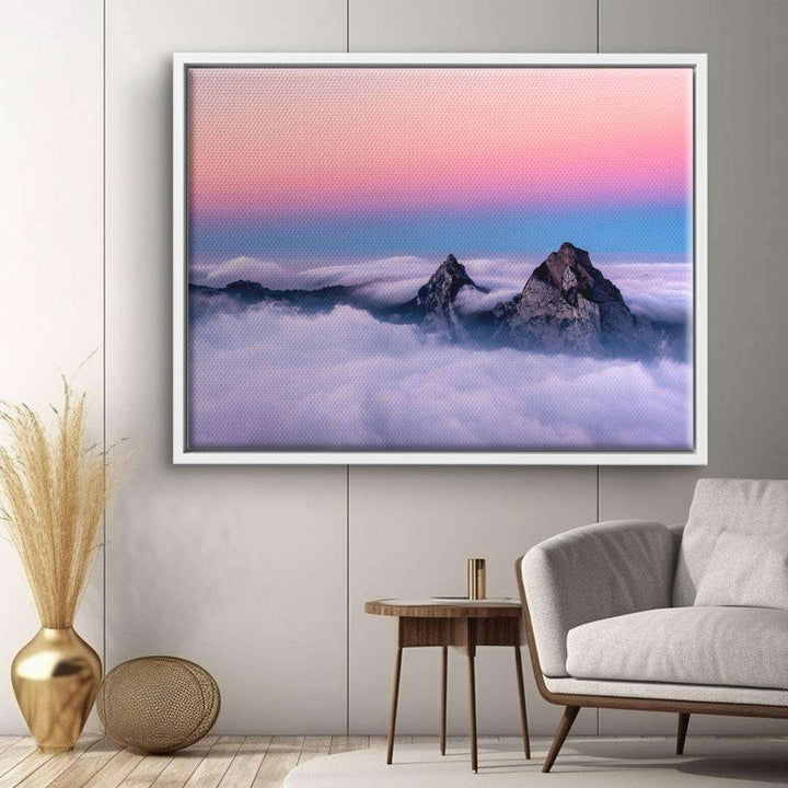 Wandbild mit Berggipfeln im Nebel und buntem Sonnenuntergang, modernes Wohnzimmer