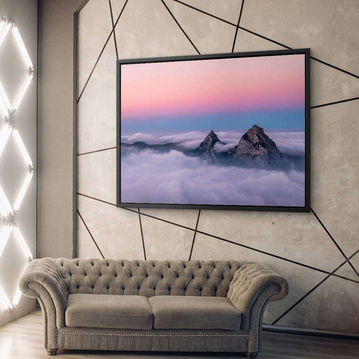 Modernes Wohnzimmer mit Landschafts-Wandbild, Berge über Wolken und pastellfarbenem Himmel.