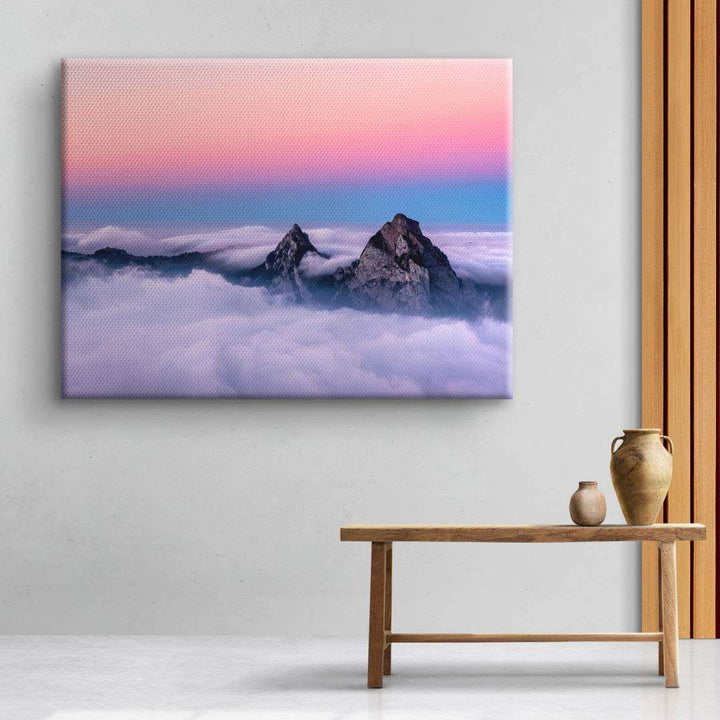 Leinwandbild mit Berggipfeln über Wolken, Sonnenuntergang in Pastellfarben, Wanddeko modern
