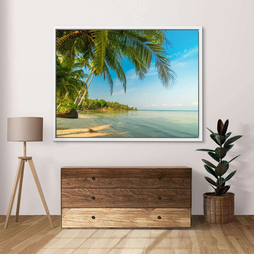Wandbild mit tropischem Strand, Palmen und blauem Himmel in modernem Wohnzimmer