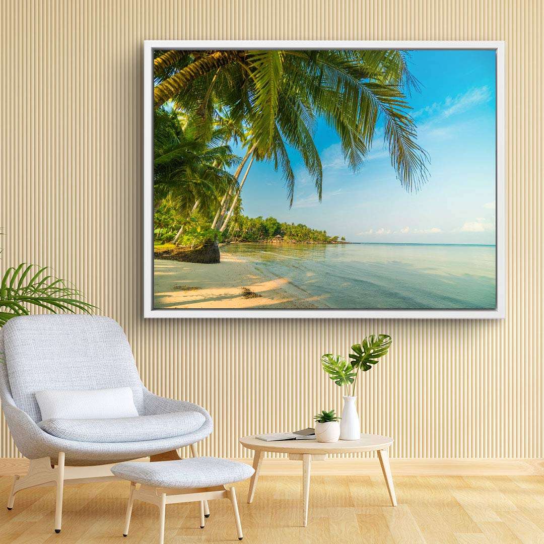 Wandbild mit tropischem Strand, Palmen, Meer und blauem Himmel in modernem Wohnzimmer