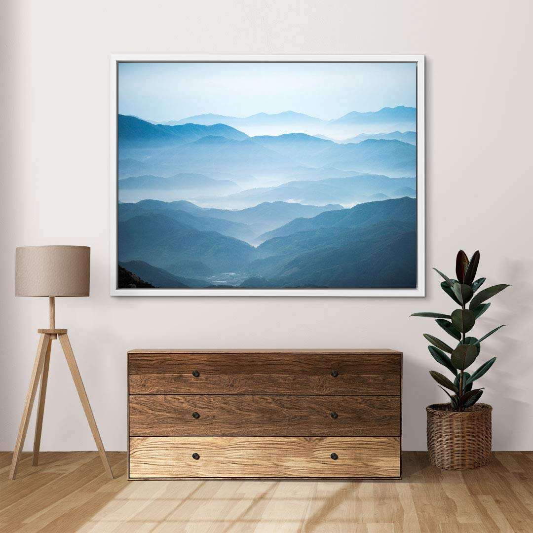 Leinwandbild mit blauen Bergen im Nebel, dekorative Wandkunst in modernem Wohnzimmer