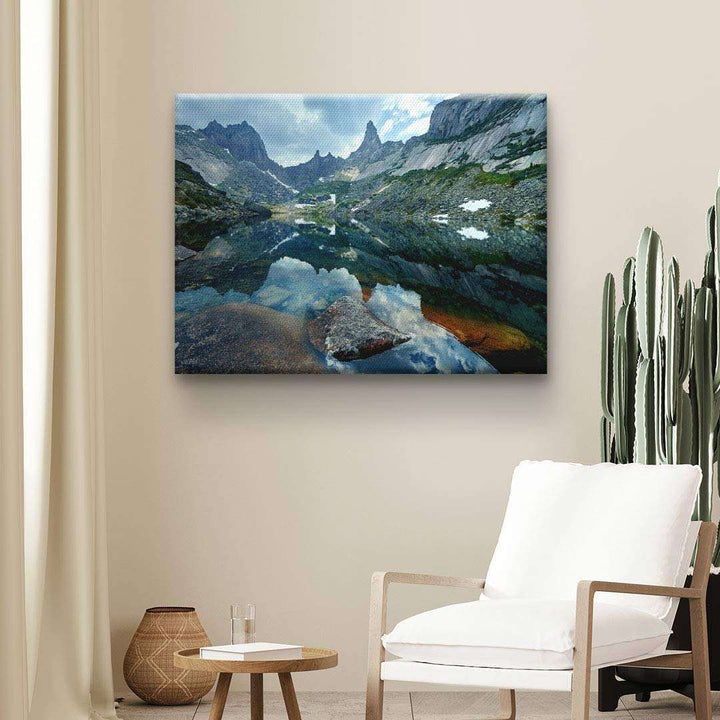 Leinwandbild mit Berglandschaft und See als Wanddekoration im modernen Wohnzimmer