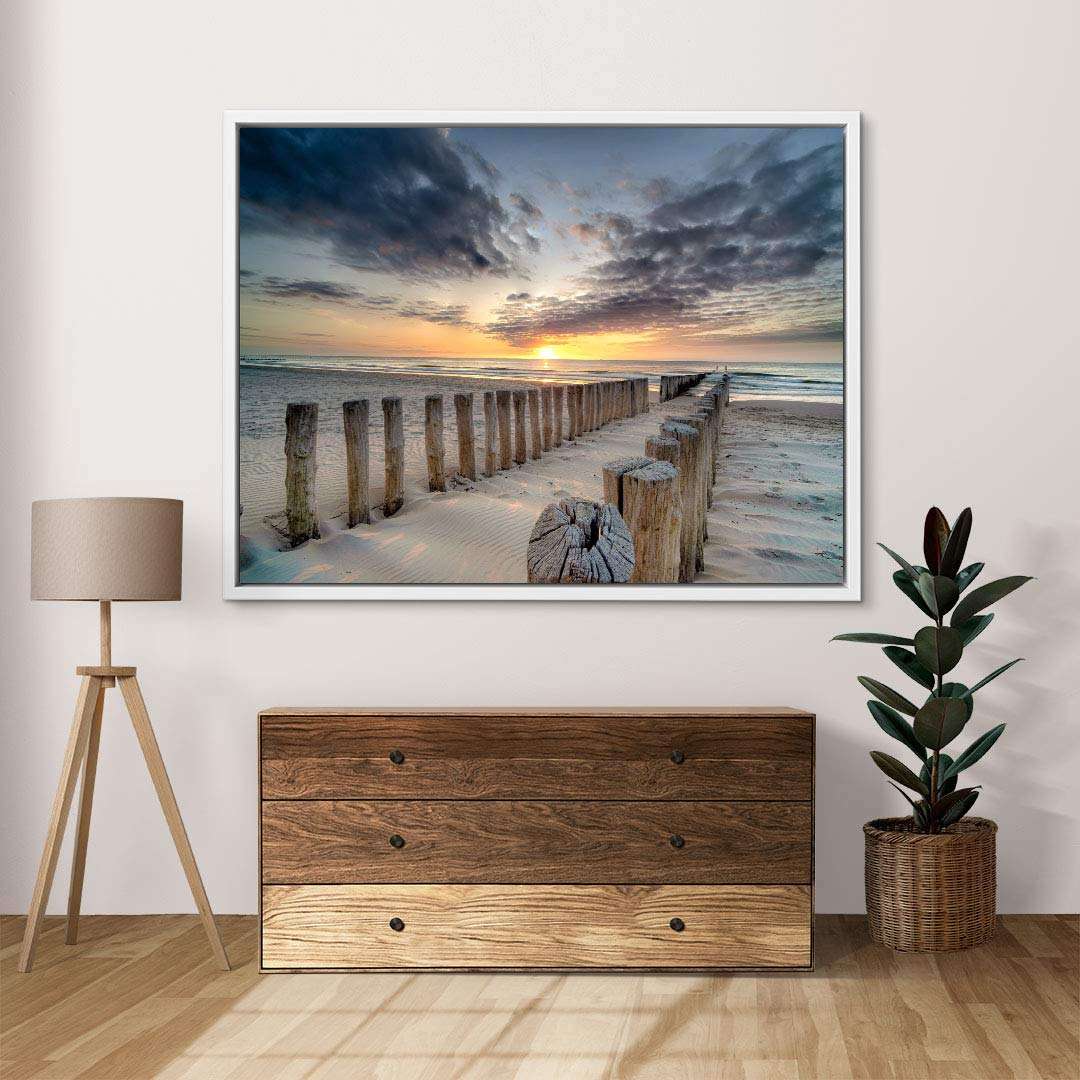 Wandbild Sonnenuntergang am Strand mit Holzpfählen, modernes Leinwandbild im Wohnzimmer