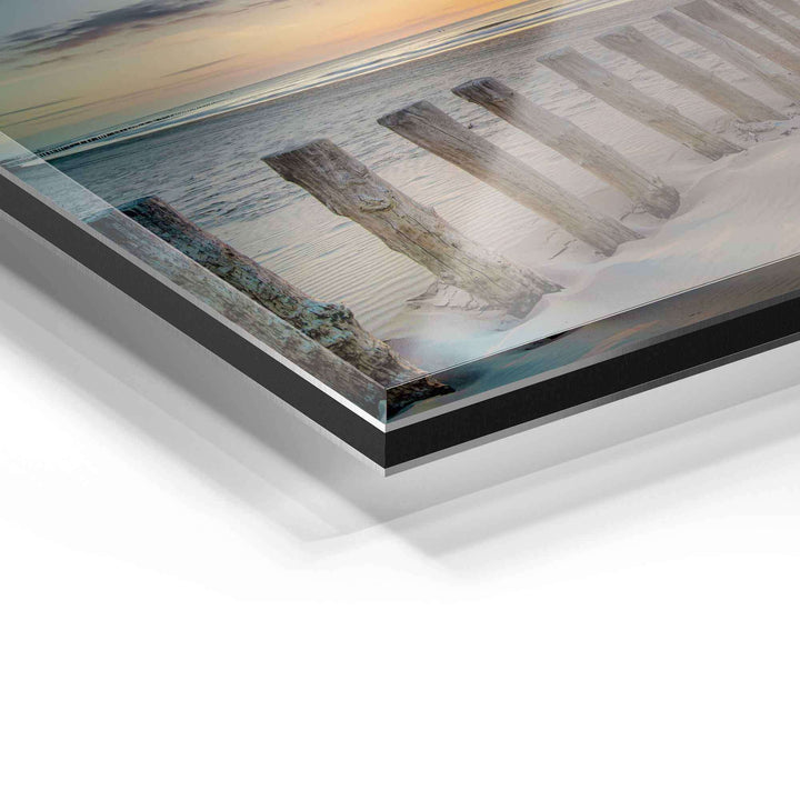 Detailansicht Acrylglas Wandbild mit Strandmotiv, Holzpfähle im Sand am Meer, hochwertige Verarbeitung