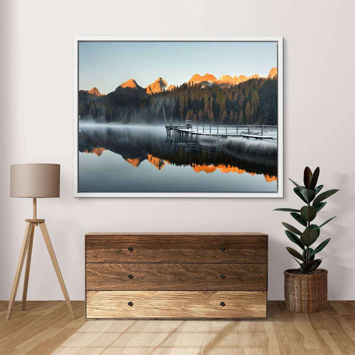 Wandbild mit Bergsee, Steg, herbstlichem Wald und Alpen im Sonnenaufgang, moderne Wanddekoration