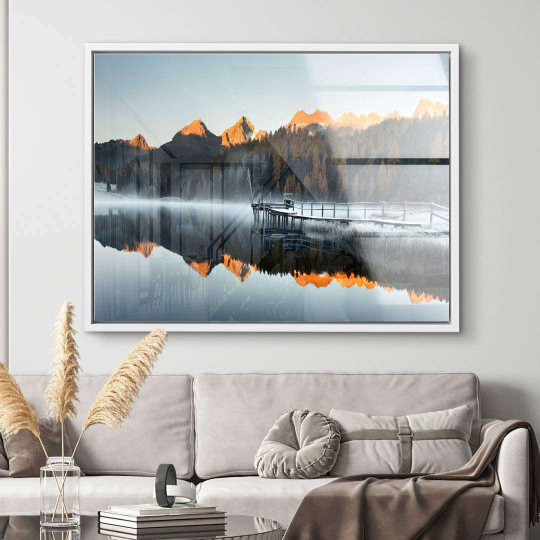 Landschaftsbild mit Steg am See, Spiegelung der Berge im Wasser, dekoratives Wandbild