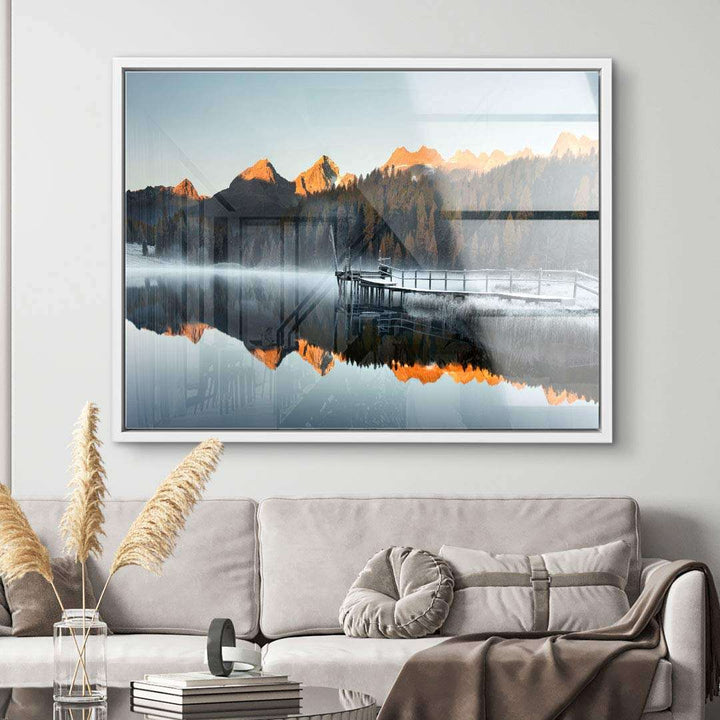 Landschaftsbild mit Steg am See, Spiegelung der Berge im Wasser, dekoratives Wandbild
