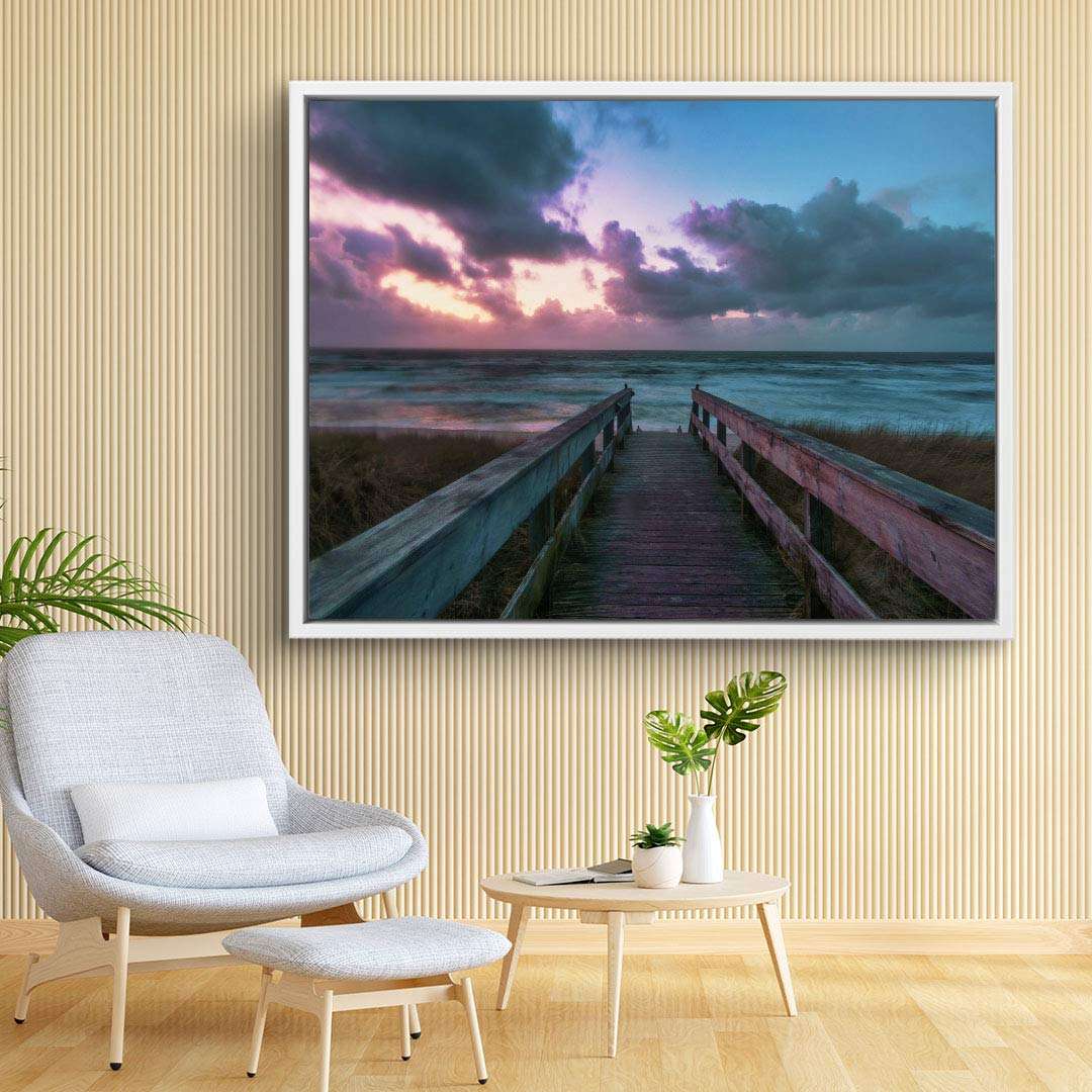 Leinwandbild Steg zum Meer bei Sonnenuntergang, modernes Wandbild über gemütlichem Sessel