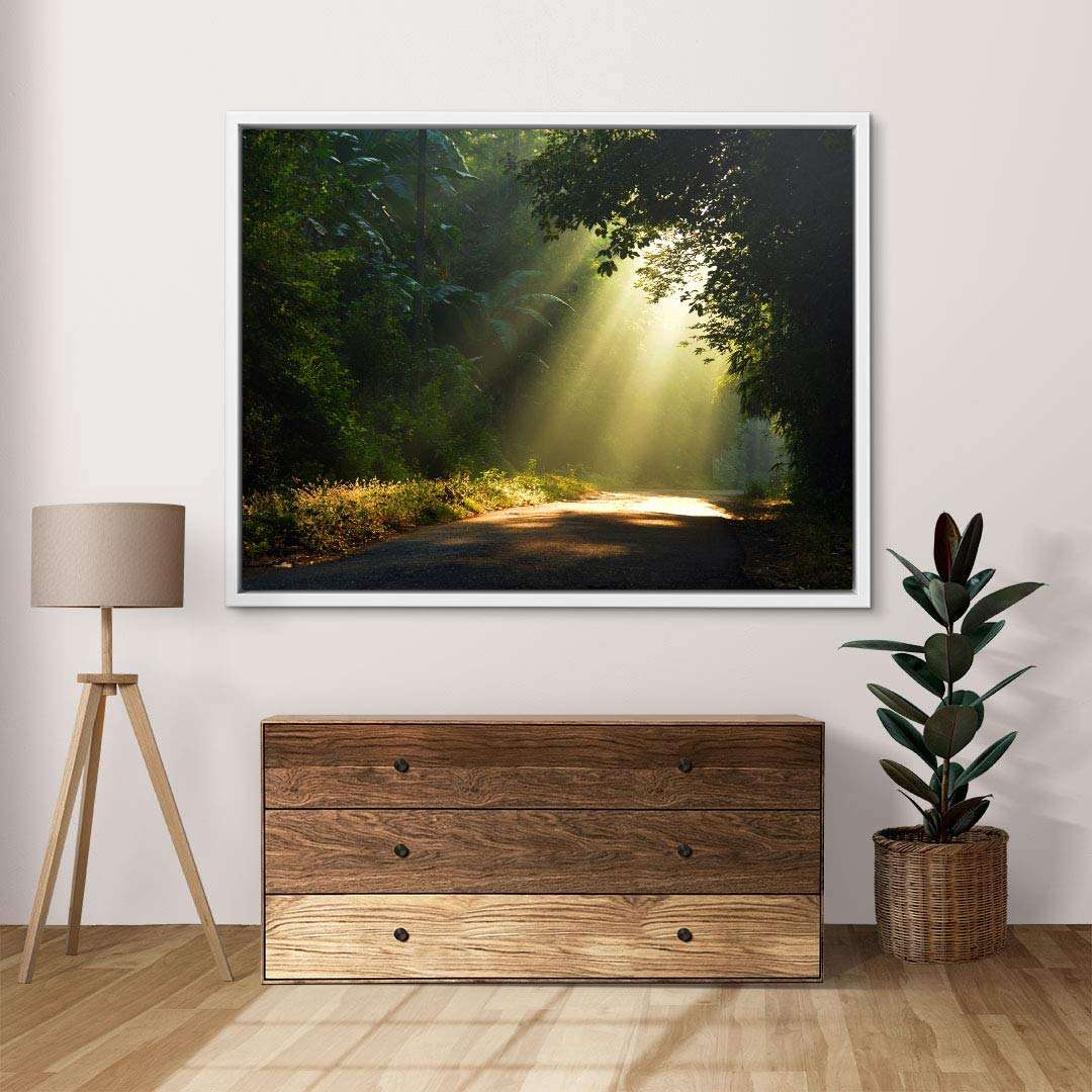 Wandbild mit Sonnenstrahlen im Wald, dekoriert über Holzkommode im modernen Raum
