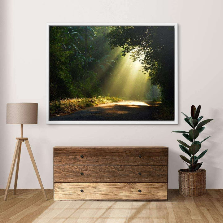 Wandbild mit Sonnenstrahlen im Wald, dekoriert über Holzkommode im modernen Raum