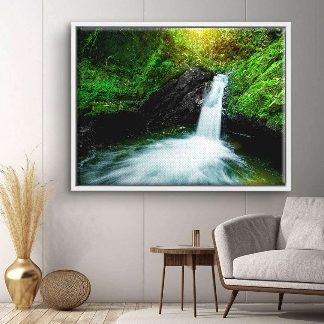 Leinwandbild mit grünem Wald und Wasserfall als Wanddekoration im modernen Wohnzimmer