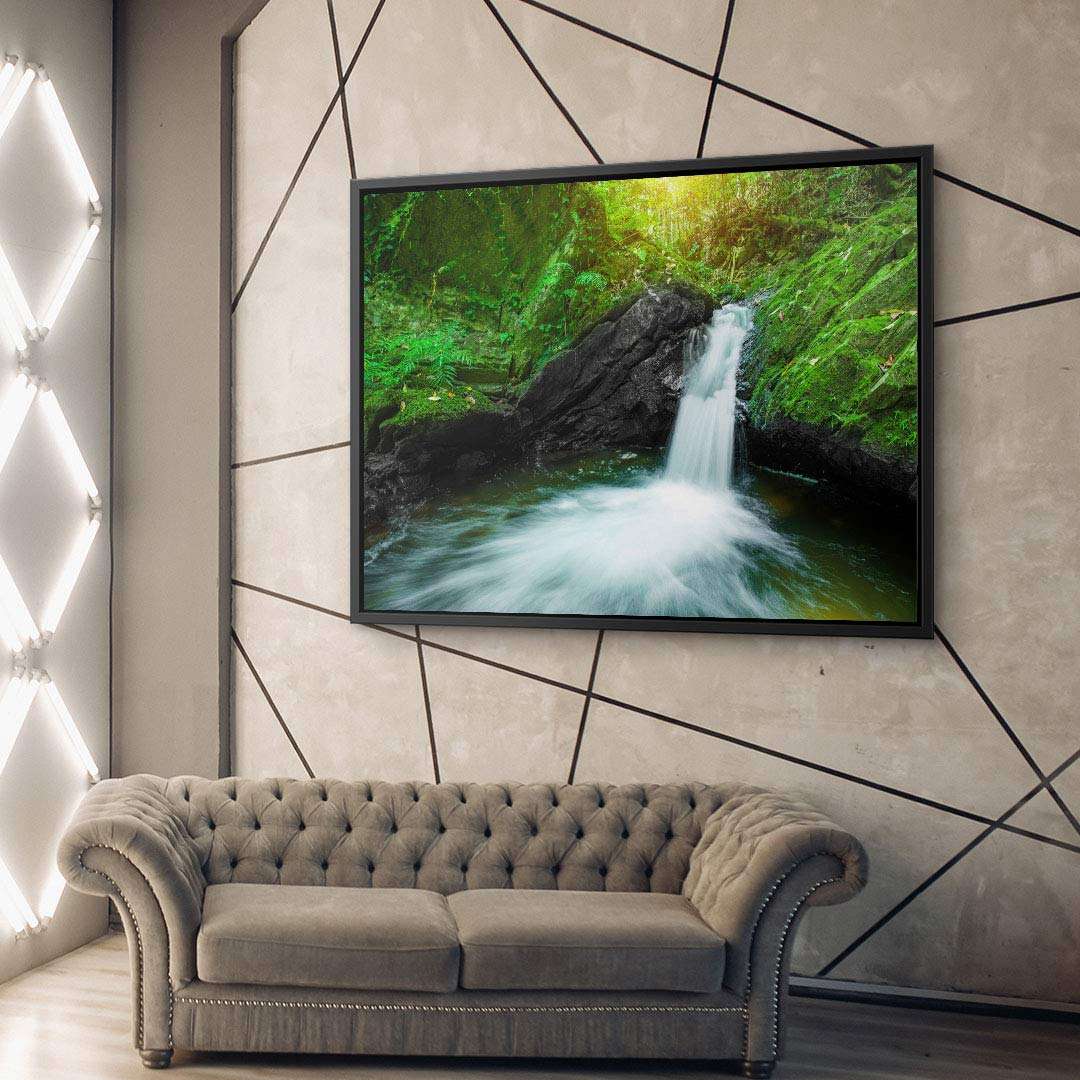 Leinwandbild mit grünem Wasserfall-Motiv über Sofa, moderne Wohnzimmer-Deko