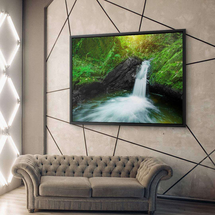 Leinwandbild mit grünem Wasserfall-Motiv über Sofa, moderne Wohnzimmer-Deko