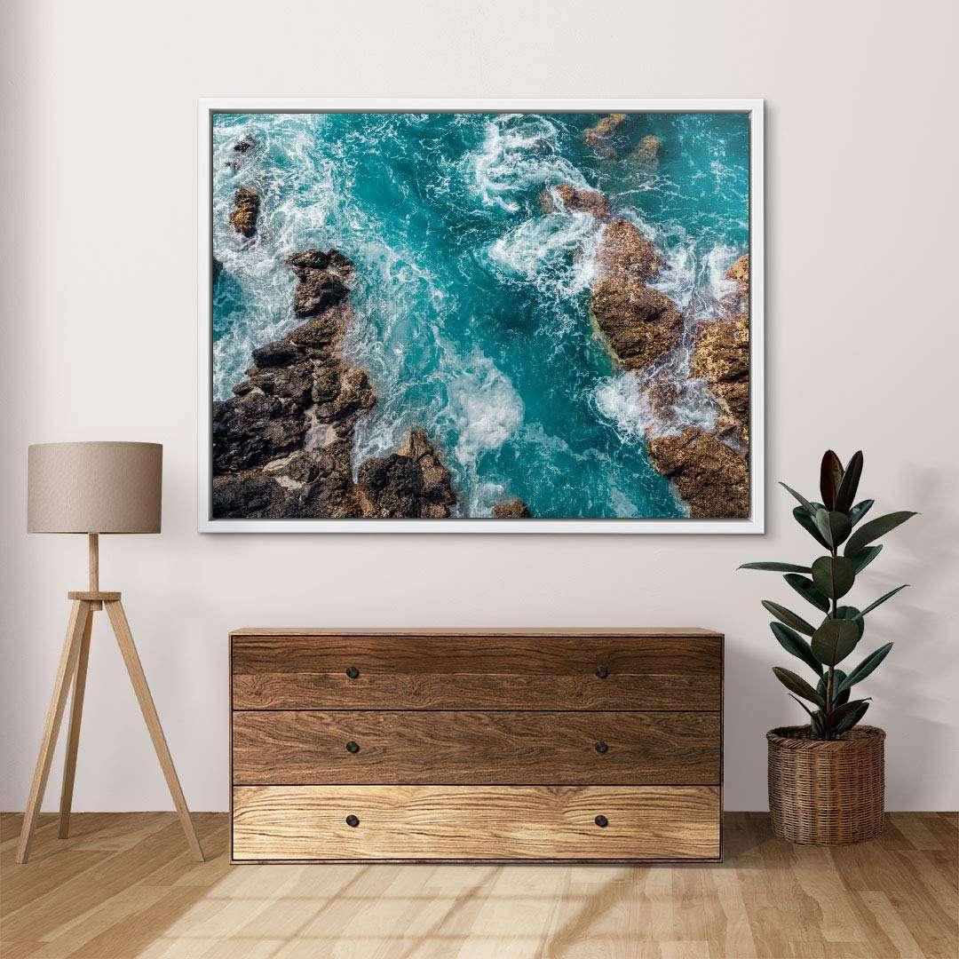 Wandbild mit Luftaufnahme von türkisblauem Meer und Felsen, modernes Wohnzimmer