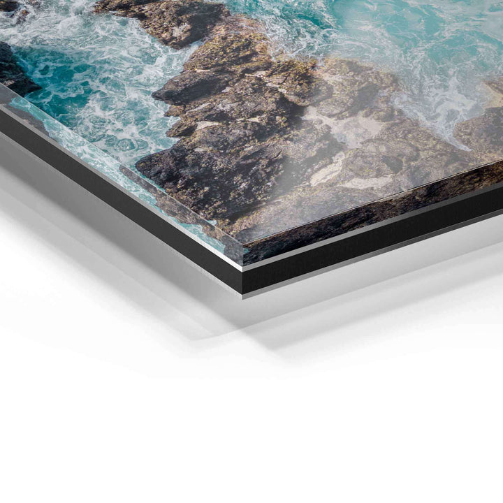 Detailaufnahme eines Wandbilds auf Acrylglas mit Meeresmotiv und Felsenküste