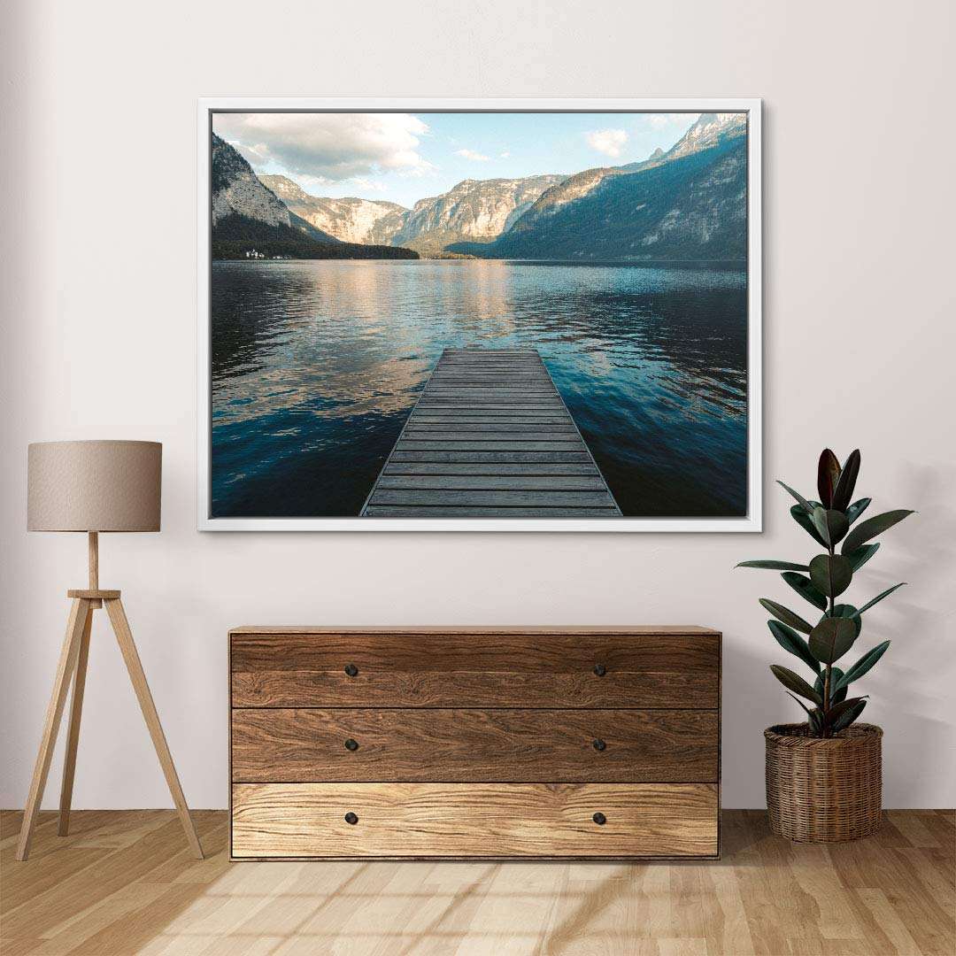 Wandbild mit Seesteg, Bergpanorama und ruhigem Wasser in modernem Wohnzimmer
