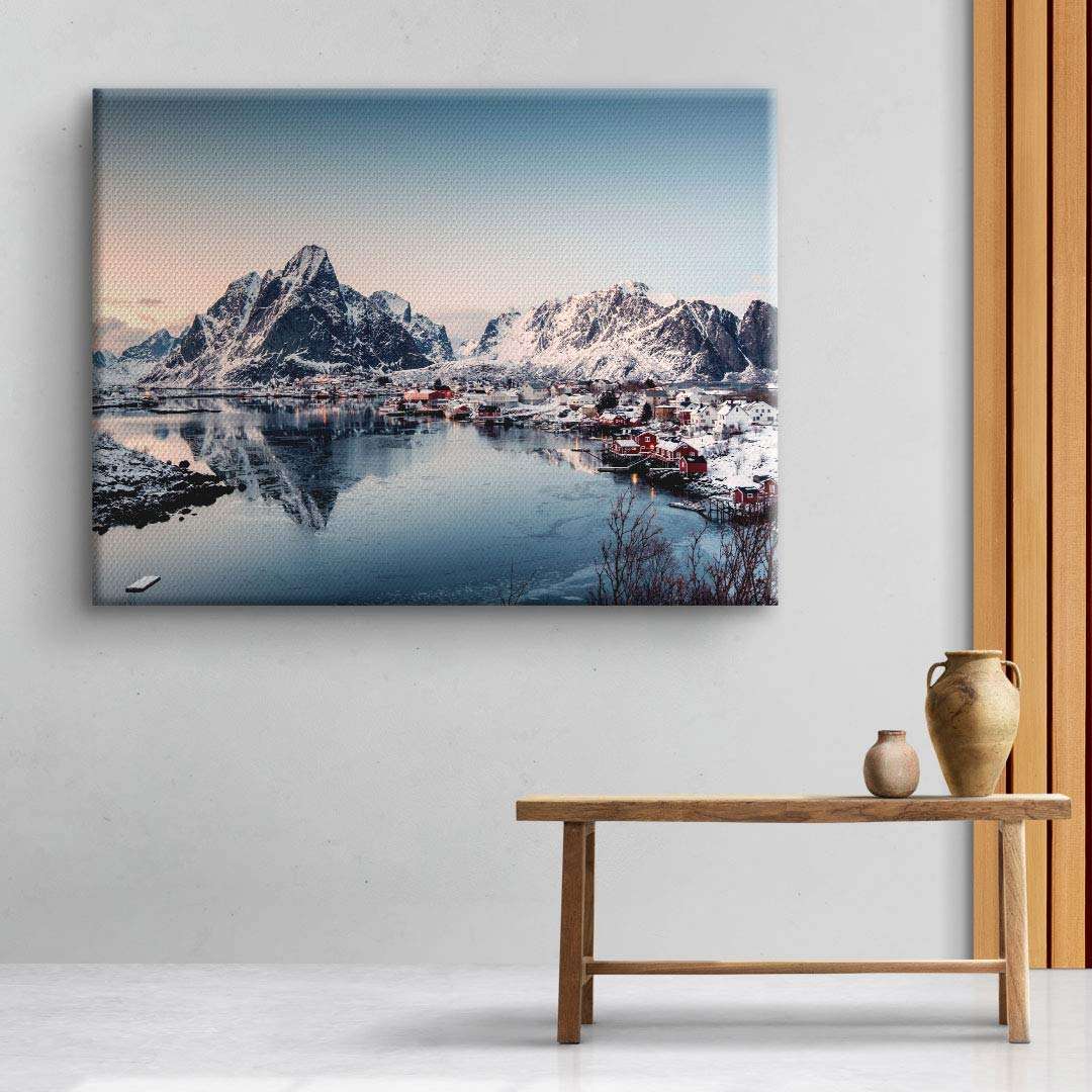Wandbild mit verschneiter Berglandschaft, See und kleinen roten Häusern, modernes Wohnambiente