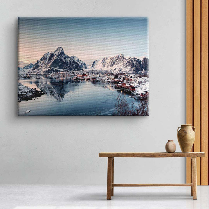 Wandbild mit verschneiter Berglandschaft, See und kleinen roten Häusern, modernes Wohnambiente