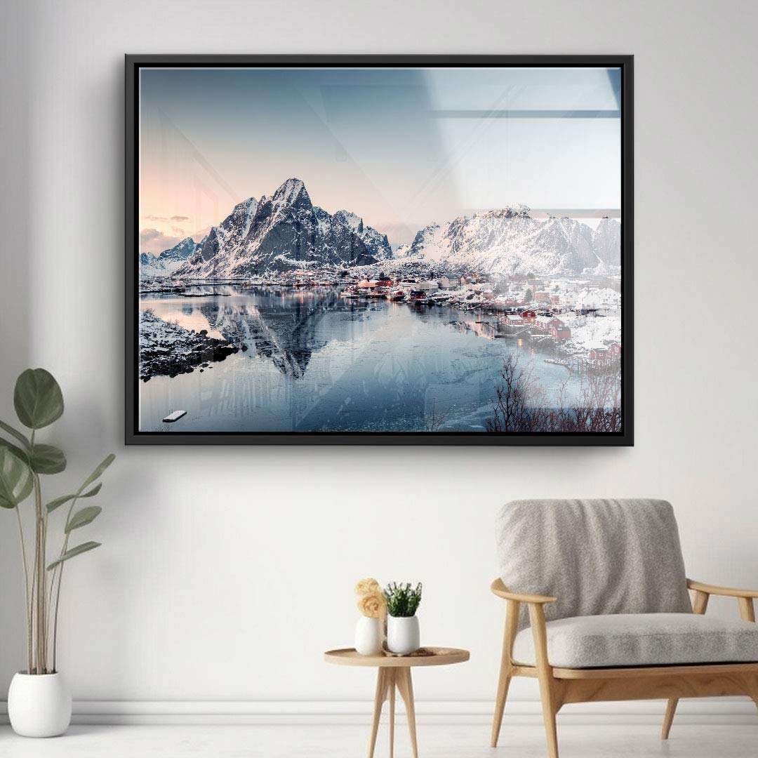 Wandbild mit verschneiten Bergen und See im modernen Wohnzimmer, winterliche Naturkulisse