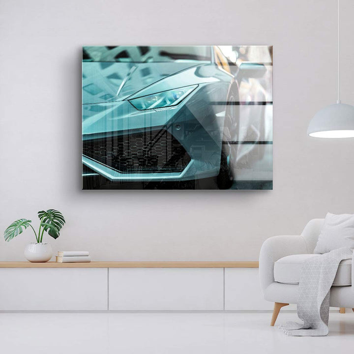 Modernes Wandbild mit Sportwagen-Design über Sofa in minimalistischem Wohnzimmer