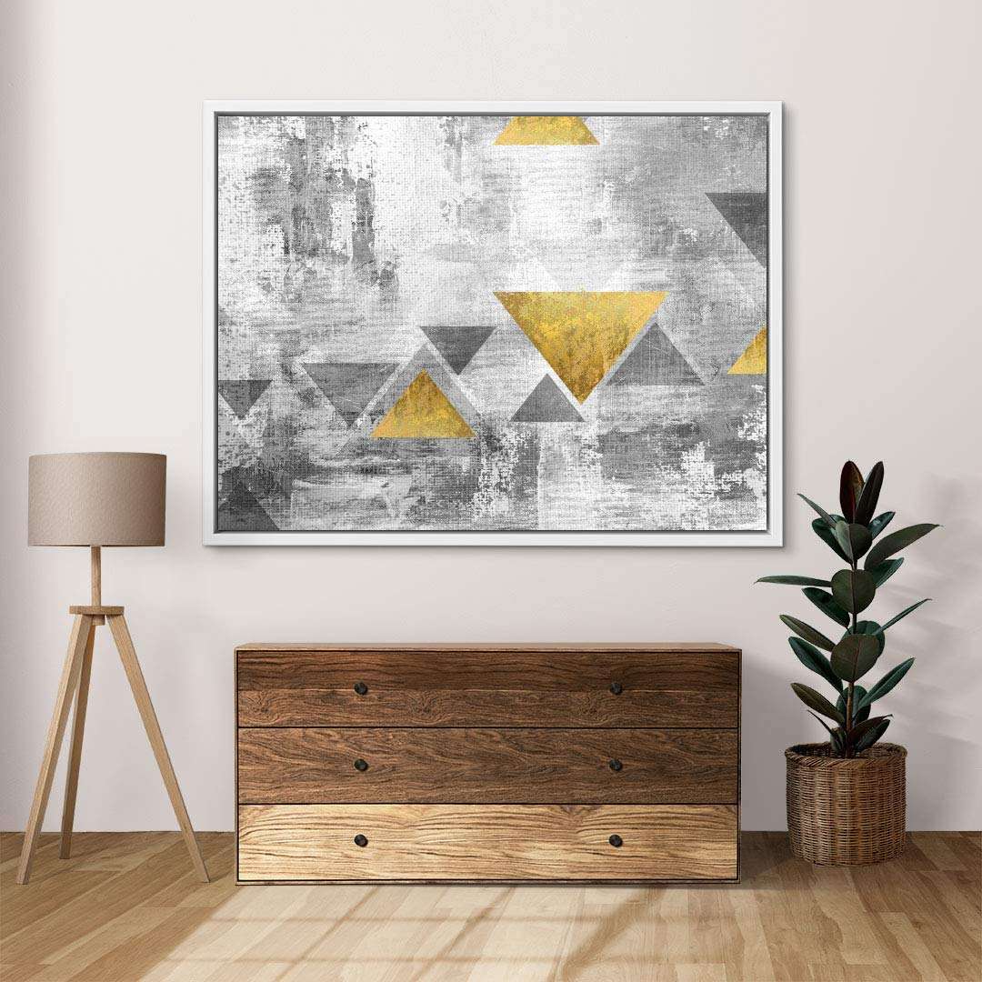Modernes Wandbild mit goldenen und grauen geometrischen Dreiecken im Wohnzimmer-Interior