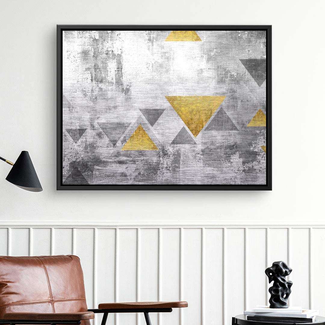 Modernes Wandbild mit goldenen und grauen geometrischen Dreiecken auf abstraktem Hintergrund