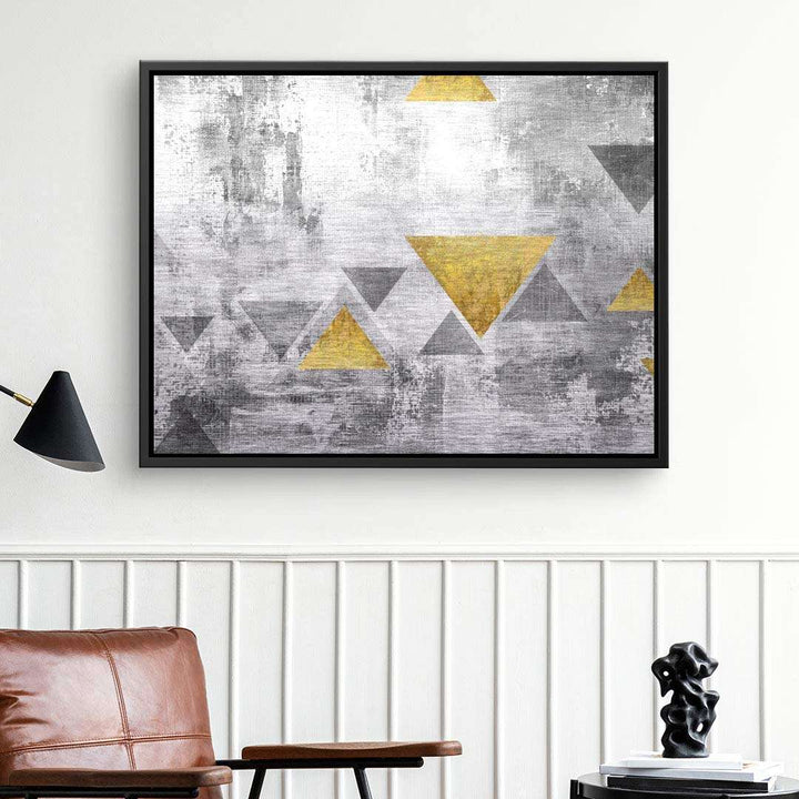 Modernes Wandbild mit goldenen und grauen geometrischen Dreiecken auf abstraktem Hintergrund