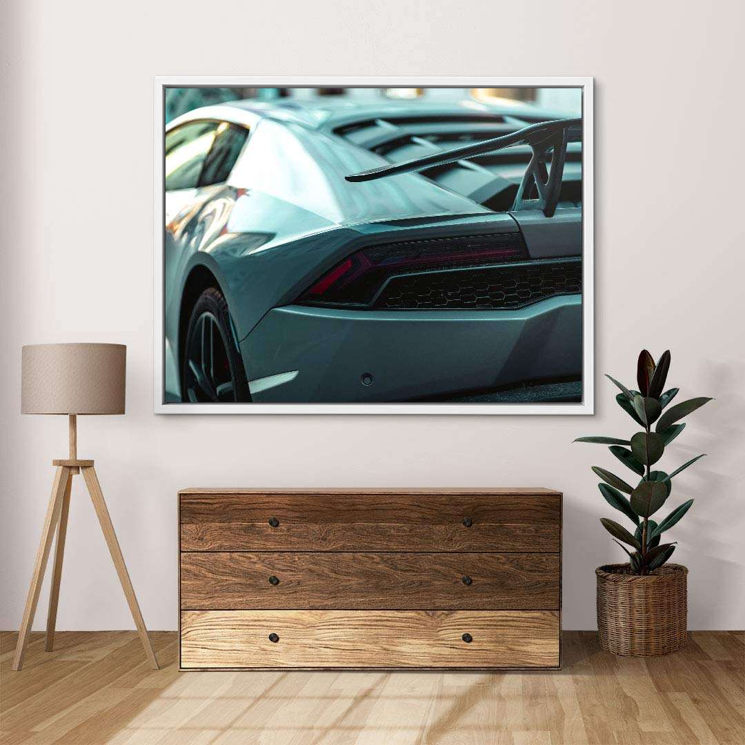 Modernes Wandbild mit Nahaufnahme eines Sportwagens, dekorativ über Kommode im Wohnzimmer