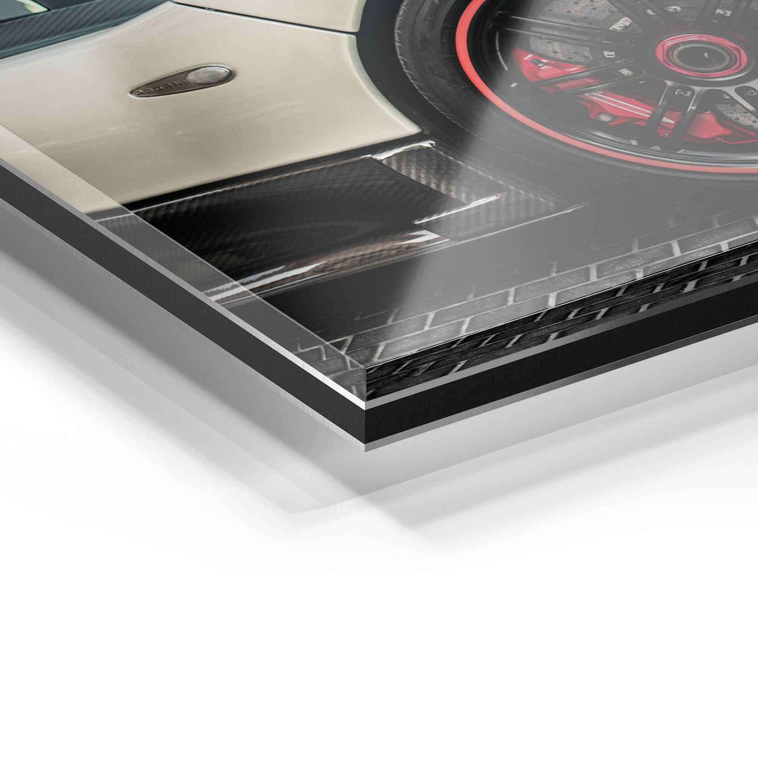 Detailansicht eines modernen Wandbilds auf Acrylglas mit Auto-Motiv, glänzende Oberfläche