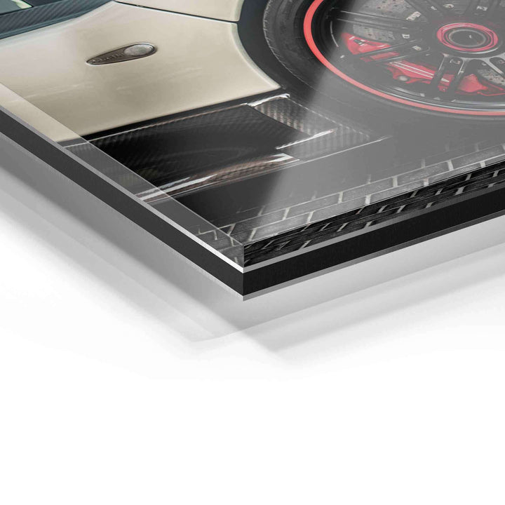 Detailansicht eines modernen Wandbilds auf Acrylglas mit Auto-Motiv, glänzende Oberfläche
